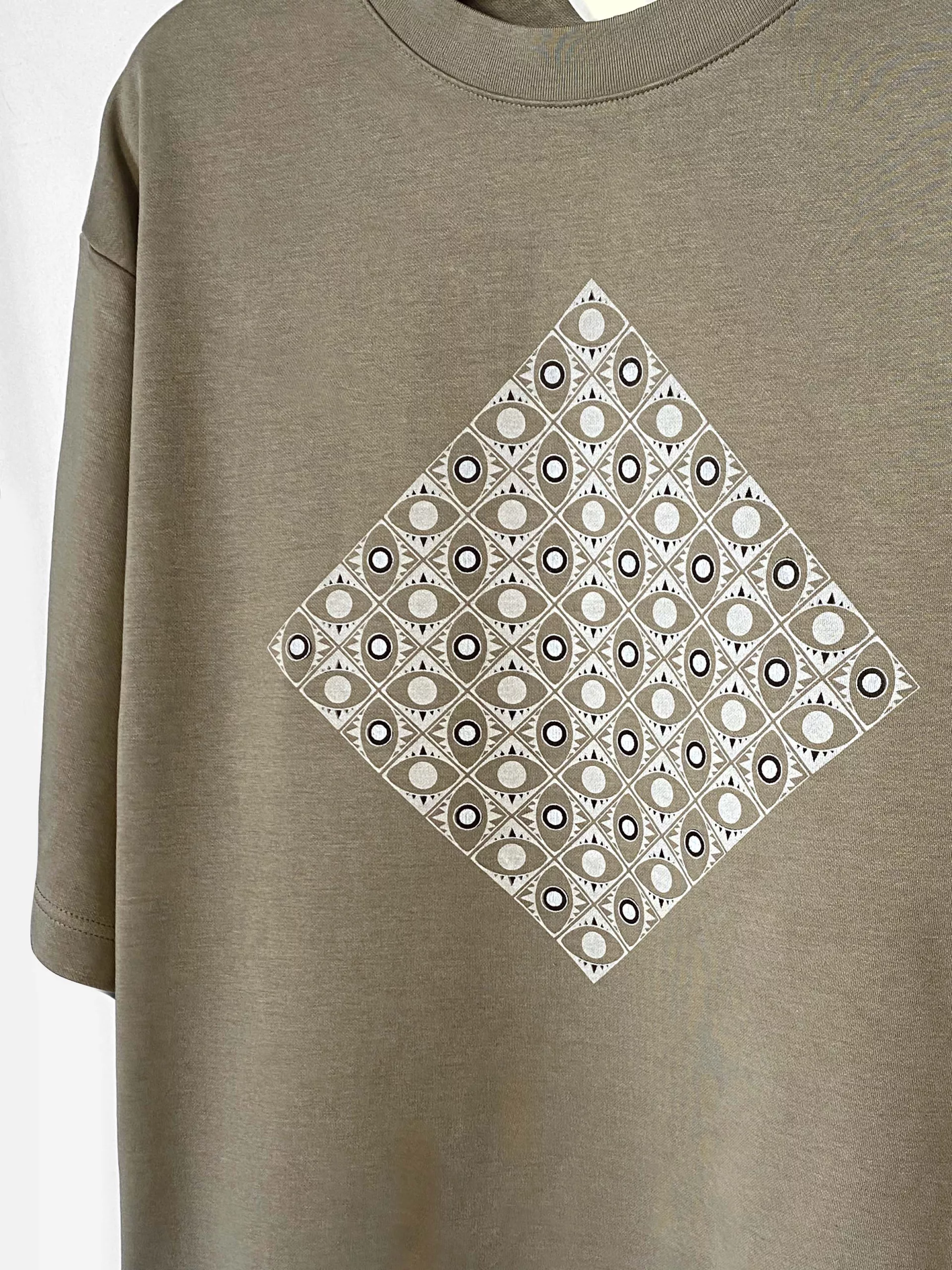 T-shirt 1 Motif "All Eyes On Me"